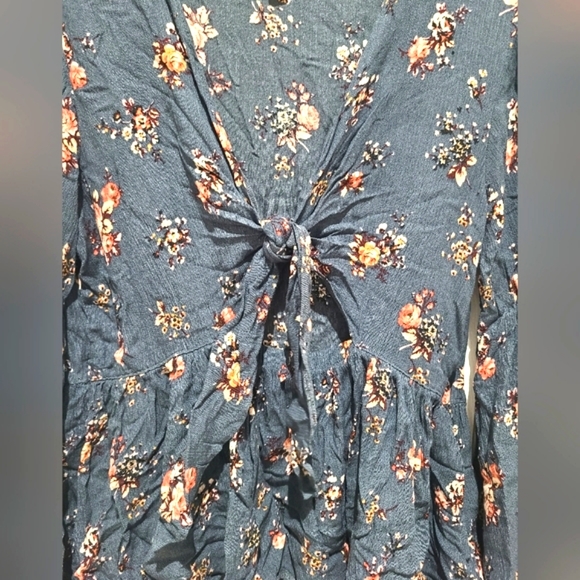 American Eagle Outfitters Floral Tie-front Blouse. SIZE XL - Picture 2 of 4